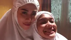Selebritas Cinta Penelope (kiri) kini tampil dengan mengenakan hijab. Sebelumnya, Cinta Penelope diketahui merupakan wanita yang kerap tampil seksi dan juga memiliki banyak tato di tubuhnya. (Instagram/princess_cinta_penelope)