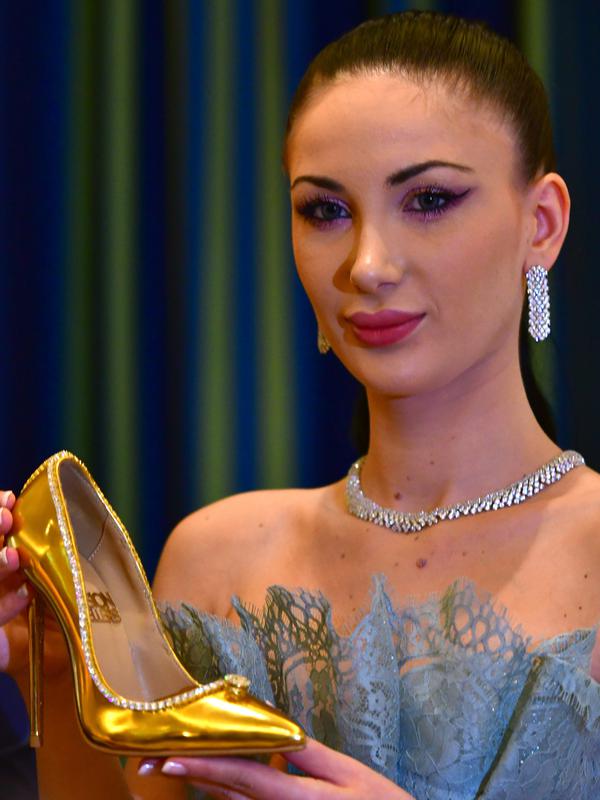 Desainer Jada Dubai, Maria Majari menunjukkan sepatu 'The Passion Diamond' yang dipamerkan di Burj Al Arab, Dubai, UEA, Rabu (26/9). Sepatu ini terbuat dari emas dengan dua berlian D-flawless masing-masing 15 karat. (AFP PHOTO / GIUSEPPE CACACE)