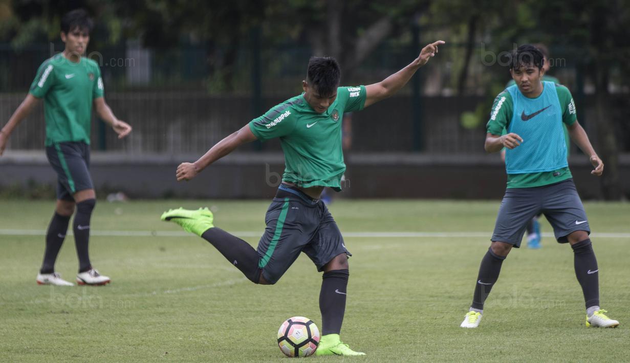 Striker Timnas Indonesia, Nur Hardianto, berusaha melepaskan tendangan saat latihan di Lapangan ABC Senayan, Jakarta, Senin (15/1/2018). Pemusatan latihan ini dilakukan jelang Asian Games 2018. (Bola.com/Vitalis Yogi Trisna)