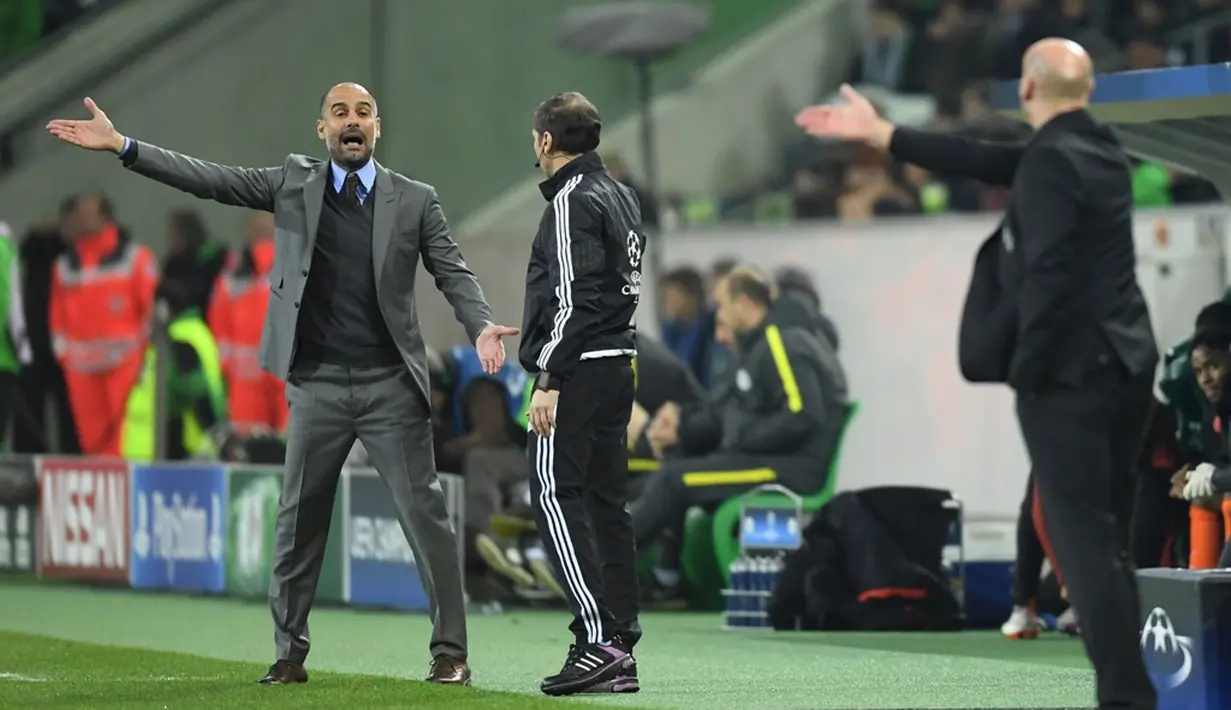 Pelatih Manchester City, Pep Guardiola (kiri), beradu argumen dengan pelatih Moenchengladbach, Andre Schubert, pada laga kelima Grup C Liga Champions di Borussia-Park, Rabu (23/11/2016). (AFP/dpa/Marius Becker/Germany Out)