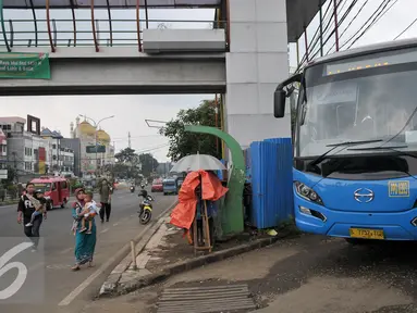 Bus Transjakarta keluar dari terminal Depok, Jumat (22/7). PT Transjakarta melakukan perubahan rute bus Depok-UKI untuk mengangkut penumpang dari Cibubur. (Liputan6.com/Yoppy Renato)