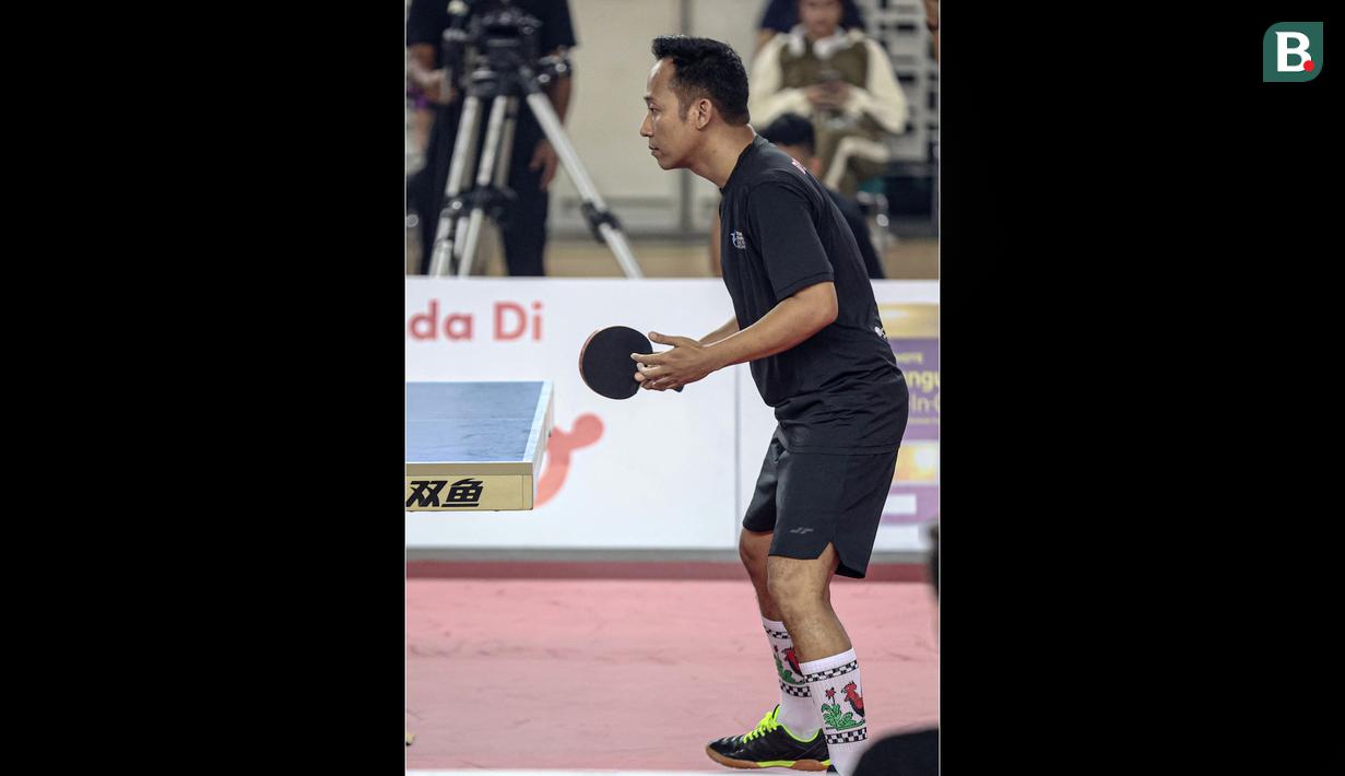 Denny Cagur juga tidak mau mengalah begitu saja saat melawan Cing Abdel di final tenis meja Turnamen Olahraga Selebriti Indonesia. Setidaknya ia mampu meraih setengah poin yang diperoleh oleh Abdel Achrian. (Bola.com/Abdul Aziz)