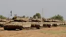 Tank-tank Merkava Israel ditempatkan di daerah terbuka dekat perbatasan Israel dengan Jalur Gaza pada Jumat (19/10). (JACK GUEZ/AFP)