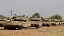 Tank-tank Merkava Israel ditempatkan di daerah terbuka dekat perbatasan Israel dengan Jalur Gaza pada Jumat (19/10). (JACK GUEZ/AFP)