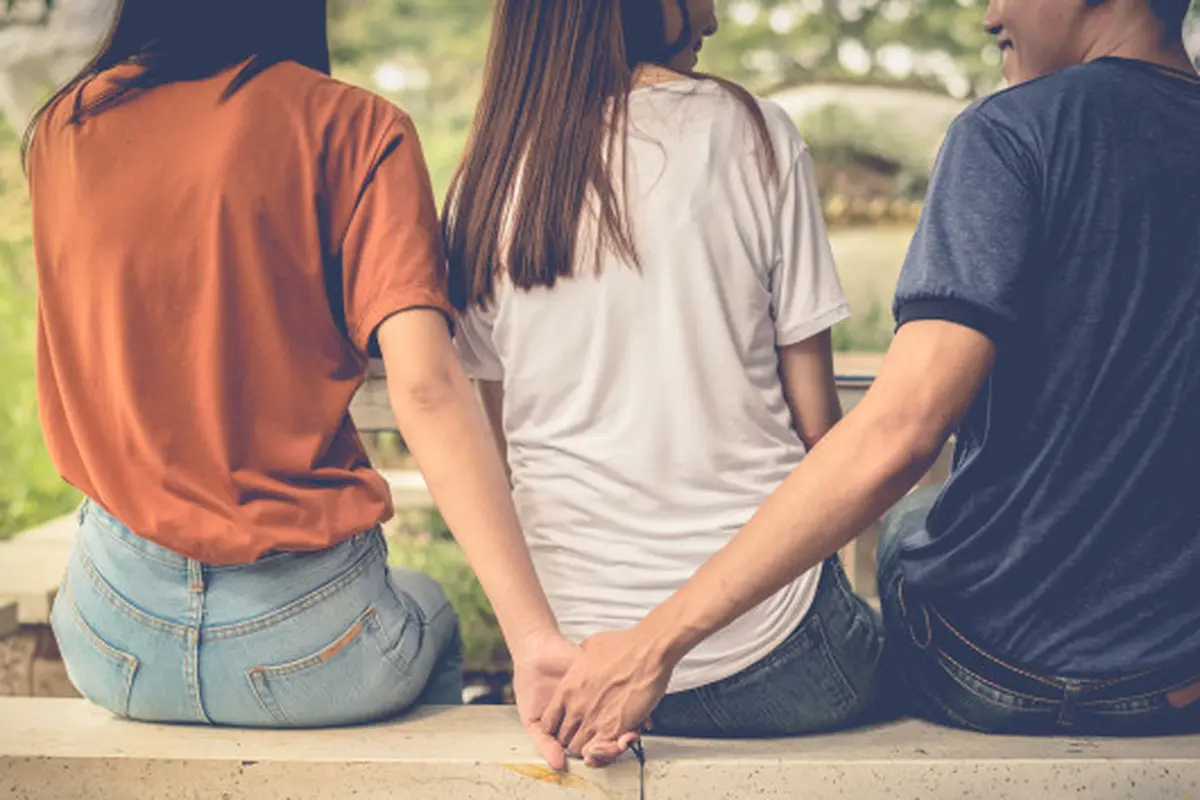 4 Zodiak Ini Paling Mungkin Diam-Diam Menggoda Pasangan Teman Mereka