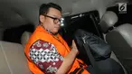 Direktur Utama Perum Perikanan Indonesia, Risyanto Suanda berada di dalam mobil tahanan usai menjalani pemeriksaan 1x24 jam oleh penyidik di Gedung KPK, Jakarta, Rabu (25/9/2019). KPK resmi menetapkan Risyanto sebagai tersangka. (merdeka.com/Dwi Narwoko)