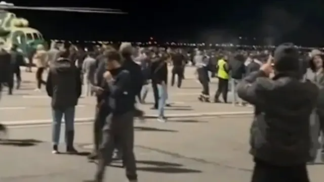 Massa Anti Israel Kepung Bandara Dagestan di Rusia, Teriak Allahu Akbar Serbu Pesawat dari Tel Aviv
