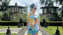 Seru menikmati liburan bersama keluarga di Candi Borobudur, Marcella Zalianty menginap di hotel dekat dengan kawasan candi. Selama berada di hotel, dirinya pun tampil santai dan kasual mengenakan daster yang menuai banyak sorotan netizen. (Liputan6.com/IG/@marcella.zalianty)
