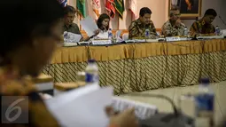 KPU bersama beberapa kementerian menggelar rapat koordinasi untuk penyelenggaraan pilkada di daerah otonomi khusus di Jakarta, Selasa (19/4). Rakor dihadiri Kemenko Polhukam, Kemendagri, Kemenkumham serta Bawaslu dan DKPP. (Liputan6.com/Faizal Fanani)