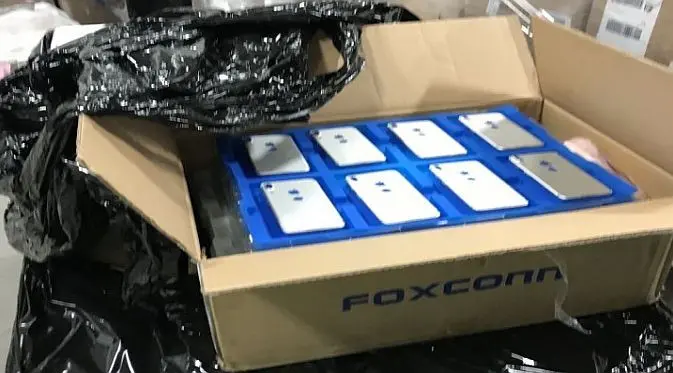 Beredar gambar diduga iPhone 8 dalam sebuah kardus dengan tulisan "Foxconn" (Foto: GSM Arena)