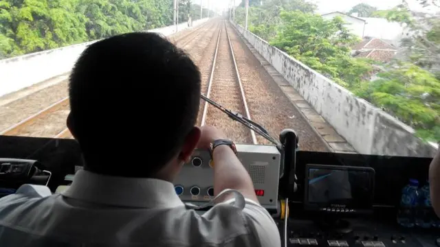 Intip isi kereta inspeksi Wijaya Kusuma. (Foto: Ilyas Istianur/Liputan6.com)