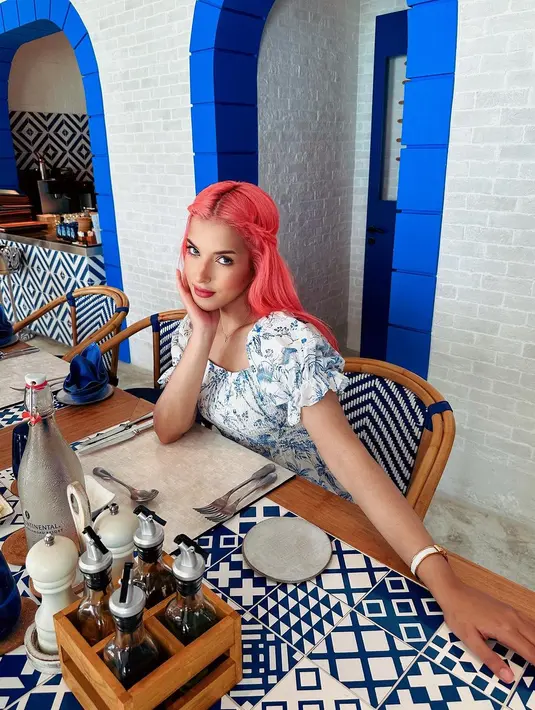 Beberapa potret selfie Tasya Farasya menunjukkan rambut merahnya luntur menjadi warna pink. Di sini, Tasya Farasya terlihat memesona pamer rambut pink dengan makeup bold bernuansa merah muda yang sangat cantik, dan outfit jaring-jaring berwarna hitam. Foto: Instagram.