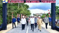 Presiden Joko Widodo atau Jokowi saat meresmikan pelaksanaan Instruksi Presiden (Inpres) Jalan Daerah di Kabupaten Muna Barat, Sulawesi Tenggara, Senin (13/5/2024). (Foto: Vico - Biro Pers Sekretariat Presiden).