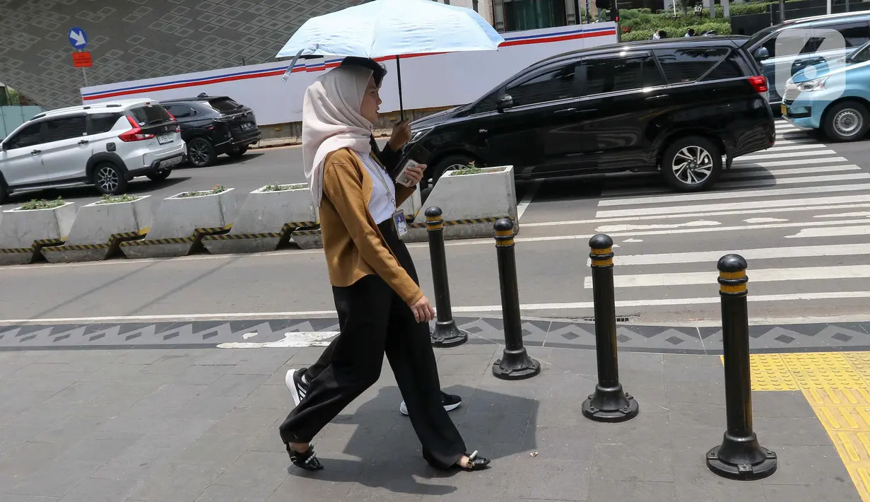 Fenomena hari tanpa bayangan kembali terjadi di Indonesia, khususnya Jakarta pada hari ini. (Liputan6.com/Herman Zakharia)