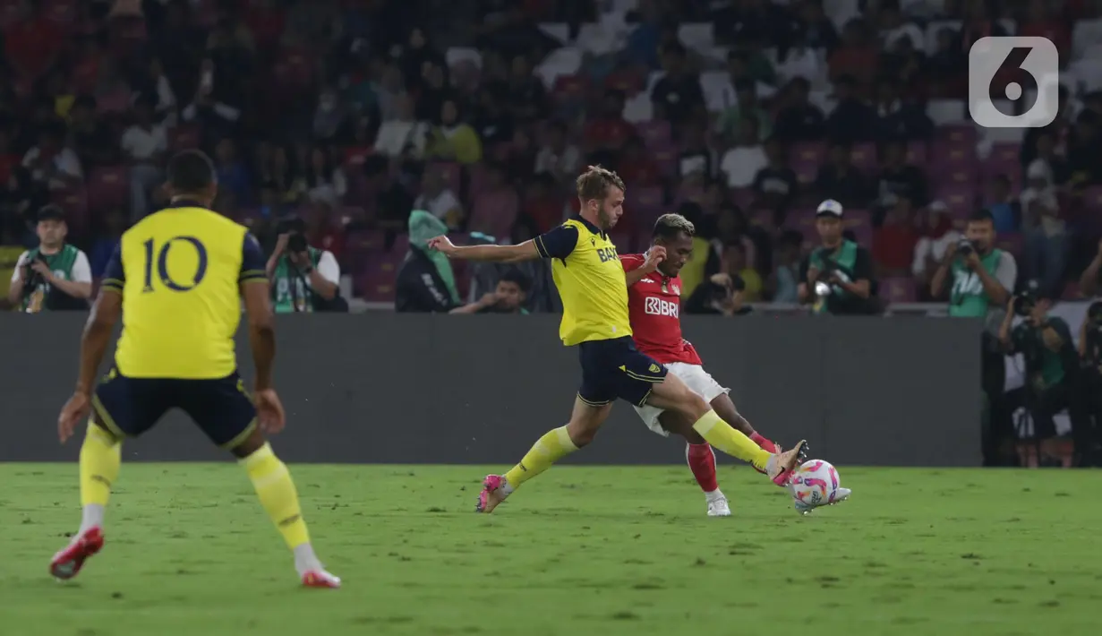 Sebelumnya, Oxford United langsung tampil agresif sejak awal babak pertama. (Liputan6.com/Helmi Fithriansyah)