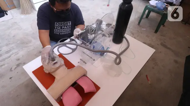 FOTO: Pria Ini Buat Ventilator untuk Pasien COVID-19