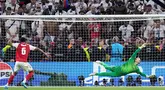 Tendangan penalti pemain Arsenal, Gabriel Magalhaes, melambung di atas mistar gawang kiper PSG, Matvey Safonov, pada final Liga Champions di Stadion Puskas Arena, Sabtu (30/5/2026). (AP Photo/Petr Josek)