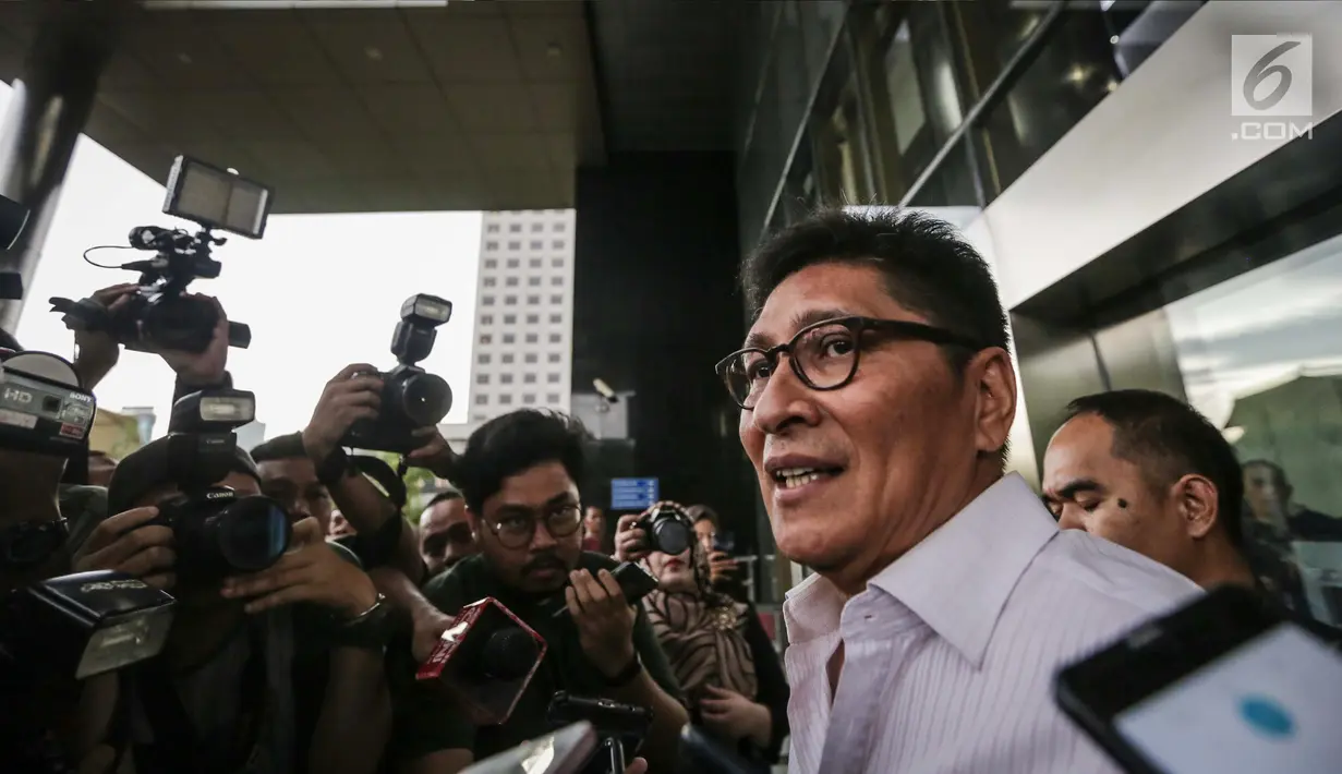 Mantan anggota Badan Anggaran (Banggar) DPR, Mirwan Amir dimintai keterangan oleh awak media usai menjalani pemeriksaan di Gedung KPK, Jakarta, Kamis (4/1). (Liputan6.com/Faizal Fanani)