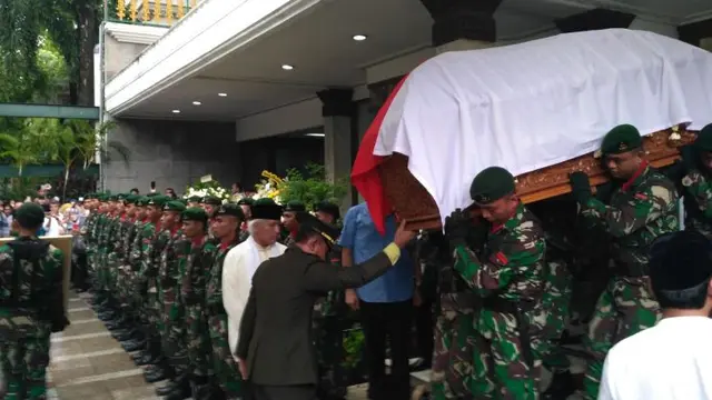 Prosesi pemakaman Pendiri Grup Sahid Sukamdani Sahid Gitosardjono, Kamis (21/12/2017). (Achmad/Liputan6.com)