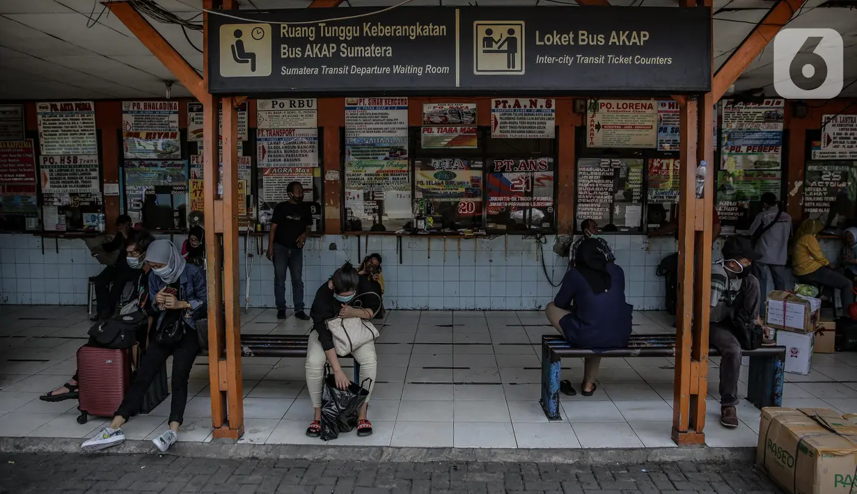 Calon penumpang menunggu jadwal keberangkatan bus di Terminal Kalideres, Jakarta, Senin (26/4/2021). Pemerintah memperpanjang masa larangan mudik Lebaran yaitu mulai dari 22 April hingga 24 Mei 2021. (Liputan6.com/Faizal Fanani)