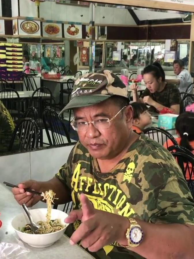 Hotman Paris tak sungkan makan mie di warung makan