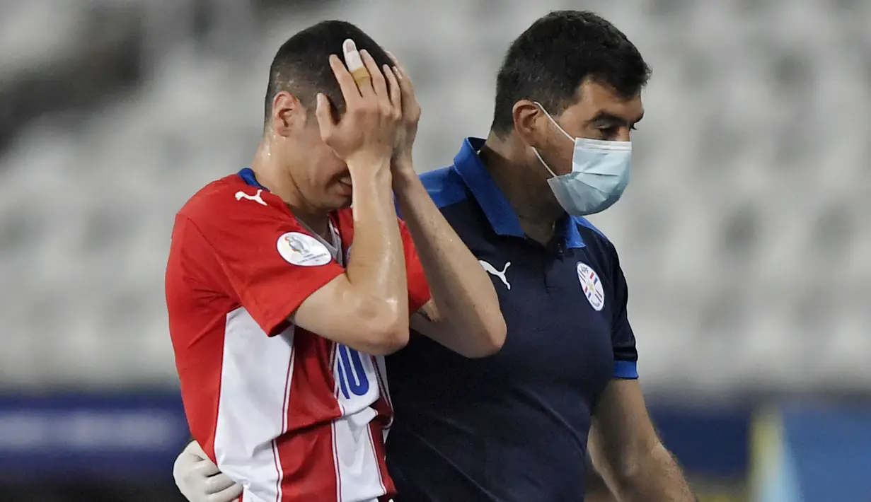 Pemain Paraguay, Miguel Almiron, mengangis saat berjalan keluar lapangan usai mendapatkan cedera saat melawan Uruguay pada laga Copa America 2021 di Stadion Nilton Santos, Rio de janiero, Brasil, Senin (28/6/2021). (Foto: AFP/Mauro Pimentel)