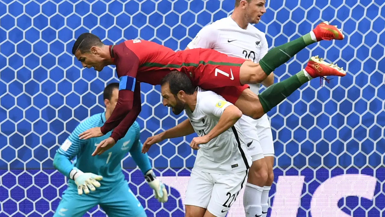 Kapten Portugal, Cristiano Ronaldo, berjibaku pada laga Grup A Piala Konfederasi 2017 melawan Selandia Baru di Krestovsky Stadium, Saint Petersburg, Sabtu (24/6/2017).
