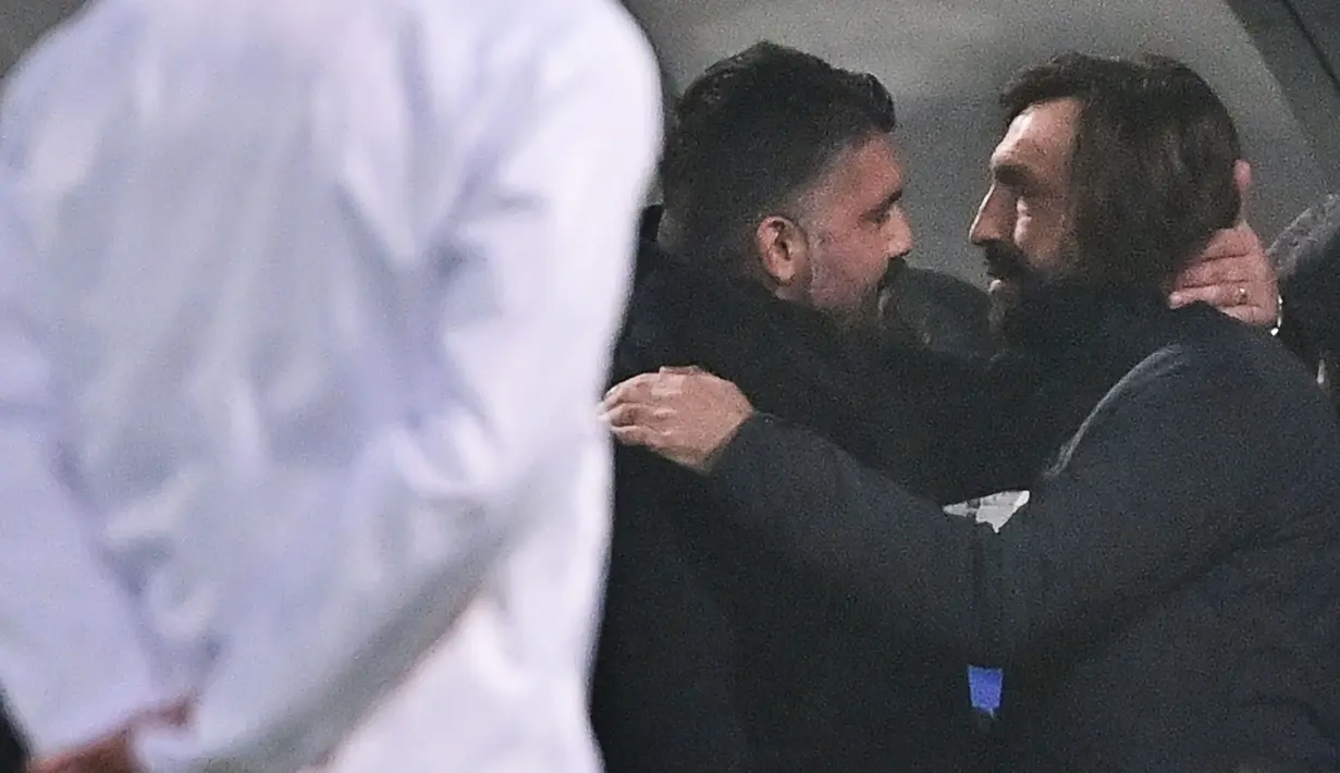 Pelatih Juventus, Andrea Pirlo, berbincang dengan pelatih Napoli, Gennaro Gattuso, pada laga final Piala Super Italia di Stadion Mapei, Rabu (20/1/2021). Juventus menang dengan skor 2-0 atas Napoli. (AFP/Miguel Medina)