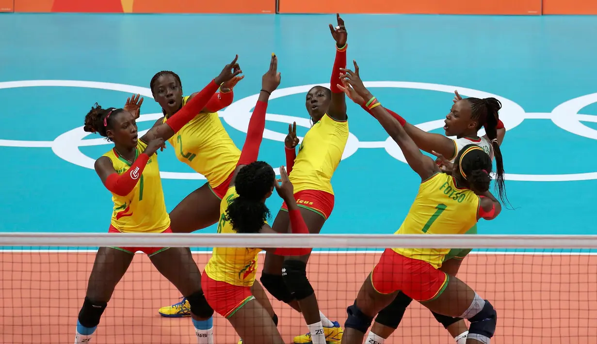 Para pemain voli putri Kamerun melakukan selebrasi saat bertanding melawan tim voli putri Jepang pada Olimpiade Rio 2016 di  Maracanazinho, Rio de Janeiro, Brasil, (8/8). (REUTERS/Pilar Olivares)