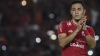 Bek Persija Jakarta, Gunawan Dwi Cahyo, menyapa suporter usai melawan Arema FC pada laga Liga 1 di SUGBK, Jakarta, Sabtu (31/3/2018). Persija menang 3-1 atas Arema FC. (Bola.com/Vitalis Yogi Trisna)