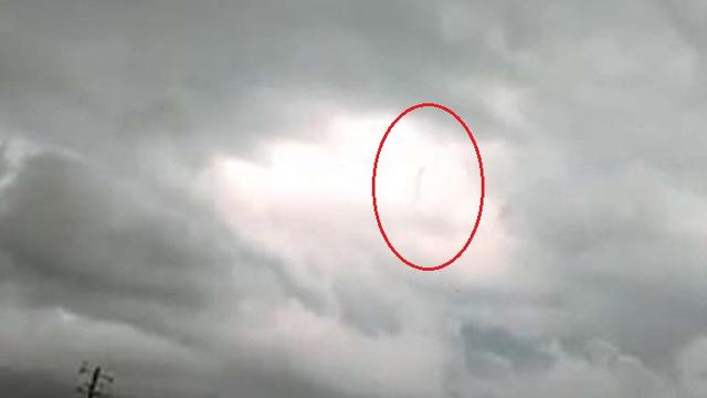 bayangan orang berjalan di atas langit (Foto: Facebook / Solo Dolo)