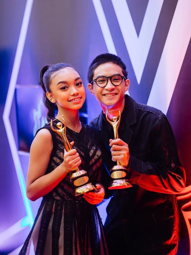 Jarang Tersorot, Ini 7 Potret Mesra Naura dan Devano Danendra