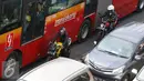 Beberapa pengendara motor menerobos jalur Trans-Jakarta di Jalan Otista Raya, Jakarta, Sabtu (19/11). Rendahnya separator jalan membuat pengendara dapat leluasa masuk ke jalur tersebut, meskipun berbahaya bagi keselamatan. (Liputan6.com/Immanuel Antonius)