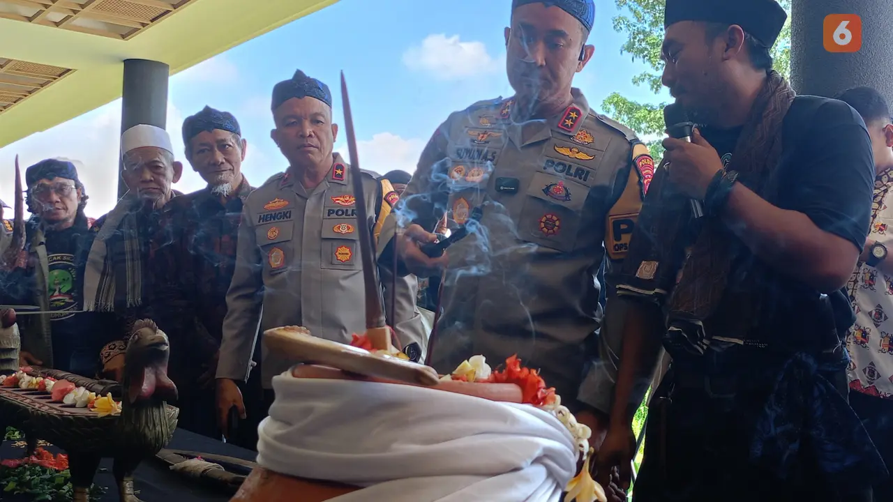 Kapolda Banten, Irjen Pol Suyudi, Memegang Salah Satu Produk Golok Banten. (Kamis, 26/09/2024). (Yandhi Deslatama/Liputan6.com).