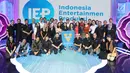 Mahasiswa Virginia University foto bersama dengan tim Indosiar di studio Indosiar di Daan mogot, Jakarta, Rabu (29/5). Kunjungan mahasiswa Virginia University ke Indosiar tersebut untuk melihat bagaimana cara produksi sebuah program televisi dibuat. (Liputan6.com/Angga Yuniar)