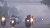 Jarak pandang merosot tajam yakni di bawah 400 meter akibat kabut asap yang melanda Palembang. 