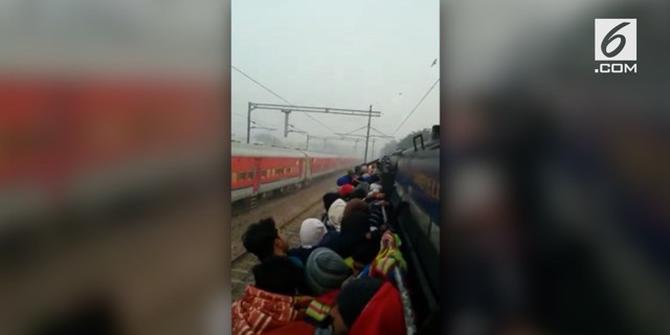 VIDEO: Ribuan Siswa Padati Kereta India hingga Bergelantungan