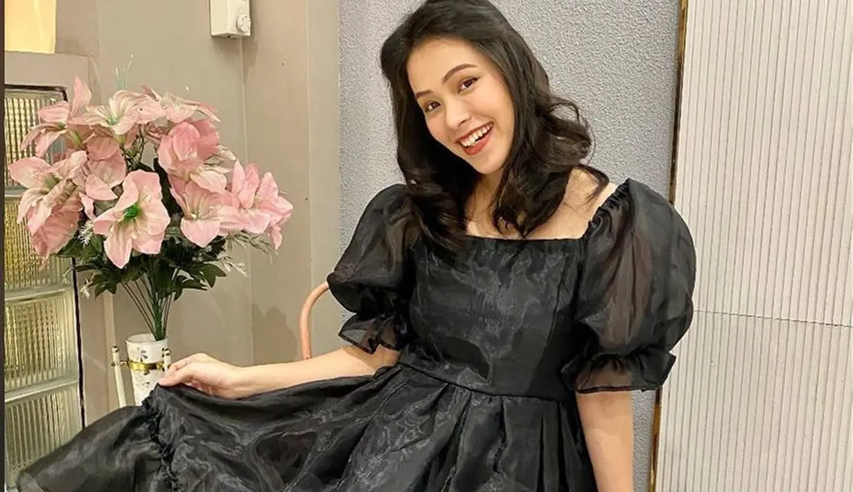 Lady Nayoan memang memiliki paras yang cantik. Istri Rendy Kjaernett itu senang berpenampilan menawan dengan dress hitam yang dikenakan. Foto ini pun banjir like dan komentar dari netizen. (Liputan6.com/IG/ladynayoan)