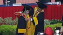 Presiden kelima RI Megawati Soekarnoputri (kiri) menerima atribut dari Rektor UNP saat sidang senat penganugerahan gelar Doktor Kehormatan bidang Politik Pendidikan di Universitas Negeri Padang, Rabu (27/9). (Liputan6.com/Helmi Fithriansyah)
