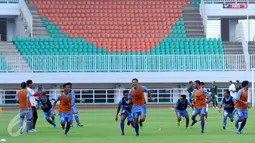 Pemain Semen Padang berlari saat latihan jelang laga perebutan tempat ketiga Piala Presiden 2017 melawan Persib di Stadion Pakansari, Kab Bogor, Jumat (10/3). Semen Padang akan melawan Persib pada Sabtu (11/3). (Liputan6.com/Helmi Fithriansyah)