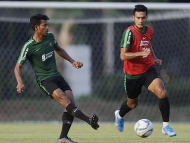 Pemain Timnas Indonesia U-22, Zulfiandi, mengirim umpan saat latihan di Lapangan F Senayan, Jakarta, Jumat (15/11). Latihan ini persiapan jelang Sea Games 2019 Filipina. (Bola.com/Vitalis Yogi Trisna)