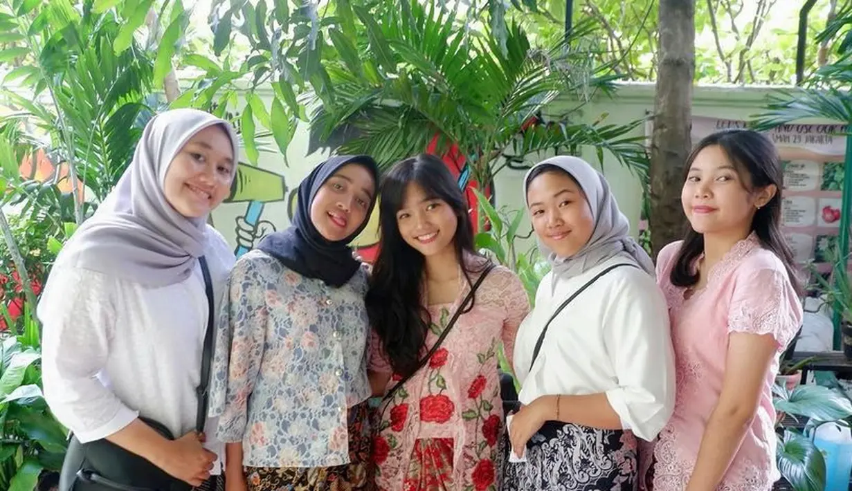 Fuji dulu juga mengenakan kebaya pink dengan bordiran bunga mawar dipadukan kain lilit waena merah motif batik.  [@fuji_an]