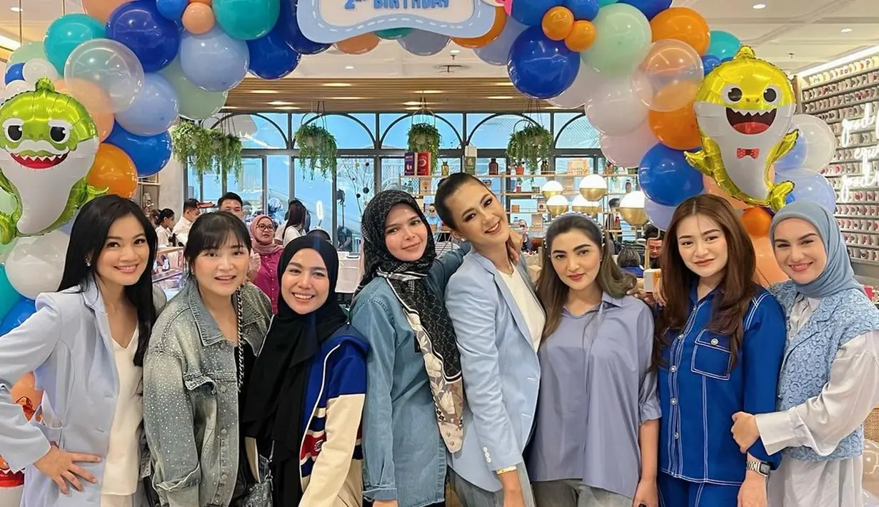 Titi Kamal tampil twinning dengan Paula Verhoeven kenakan long blazer dan t-shirt putih [@titi_kamall]