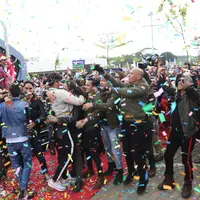 Sinetron Anak Langit yang tayang di SCTV telah berusia setahun. Dalam perayaan tersebut, para pemain sinetron tersebut secara bergantian mengunjungi panti sosial. (Nurwahyunan/Bintang.com)