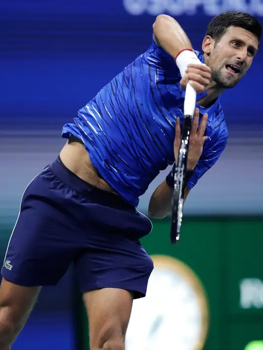 Petenis Serbia, Novak Djokovic mengembalikan bola ke arah lawannya Juan Ignacio Londero dari Argentina pada babak kedua AS Terbuka 2019 di Arthur Ashe Stadium, Rabu (28/8/2019). Novak Djokovic  lolos setelah menyudahi perlawanan Londero dengan skor 6-4, 7-6 (7-3), dan 6-1. (AP/Charles Krupa)