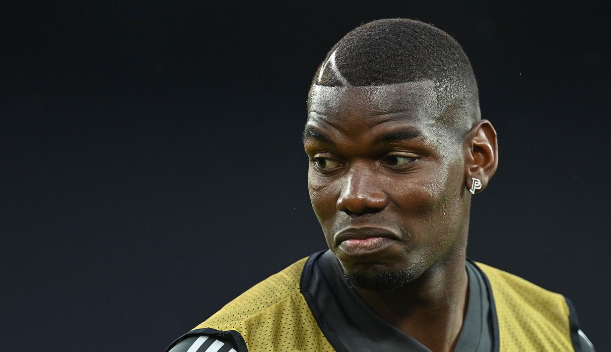 Pemain Manchester United, Paul Pogba, saat sesi latihan jelang laga Liga Europa di Stadion Rhein Energie, Cologne, Minggu (9/8/2020). Manchester United akan berhadapan dengan Copenhagen. (AFP/Sascha Steinbach)