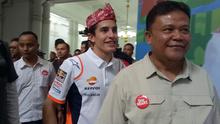 Tiba di Gedung Sate, juara dunia MotoGP Marc Marquez disematkan iket Sunda. (Huyogo Simbolon)