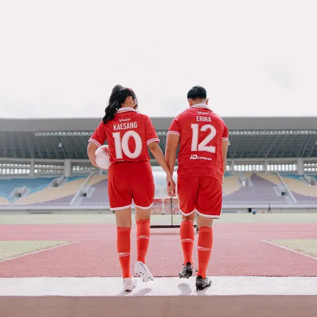 6 Momen Prewedding Kaesang Pangarep dan Erina Gudono di Stadion Manahan, Pakai Jersey