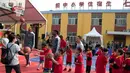 Pemain New Orleans Pelicans memberikan pelatihan kepada para siswa setalah NBA Cares Learn and Play Center di Sekolah Migran Huangzhuang, Beijing, Tiongkok (11/10). Mereka datang ke Tiongkok dalam rangka NBA Global Games. (AP Photo/Ng Han Guan)