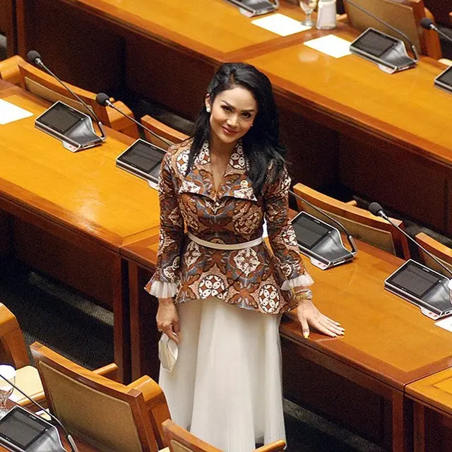 Gaya Estetik Krisdayanti dengan Nuansa Etnik Saat Ngantor di DPR